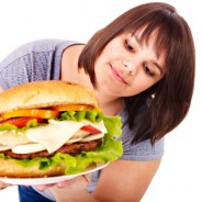 El cerebro de las personas obesas reacciona más a la comida que al dinero